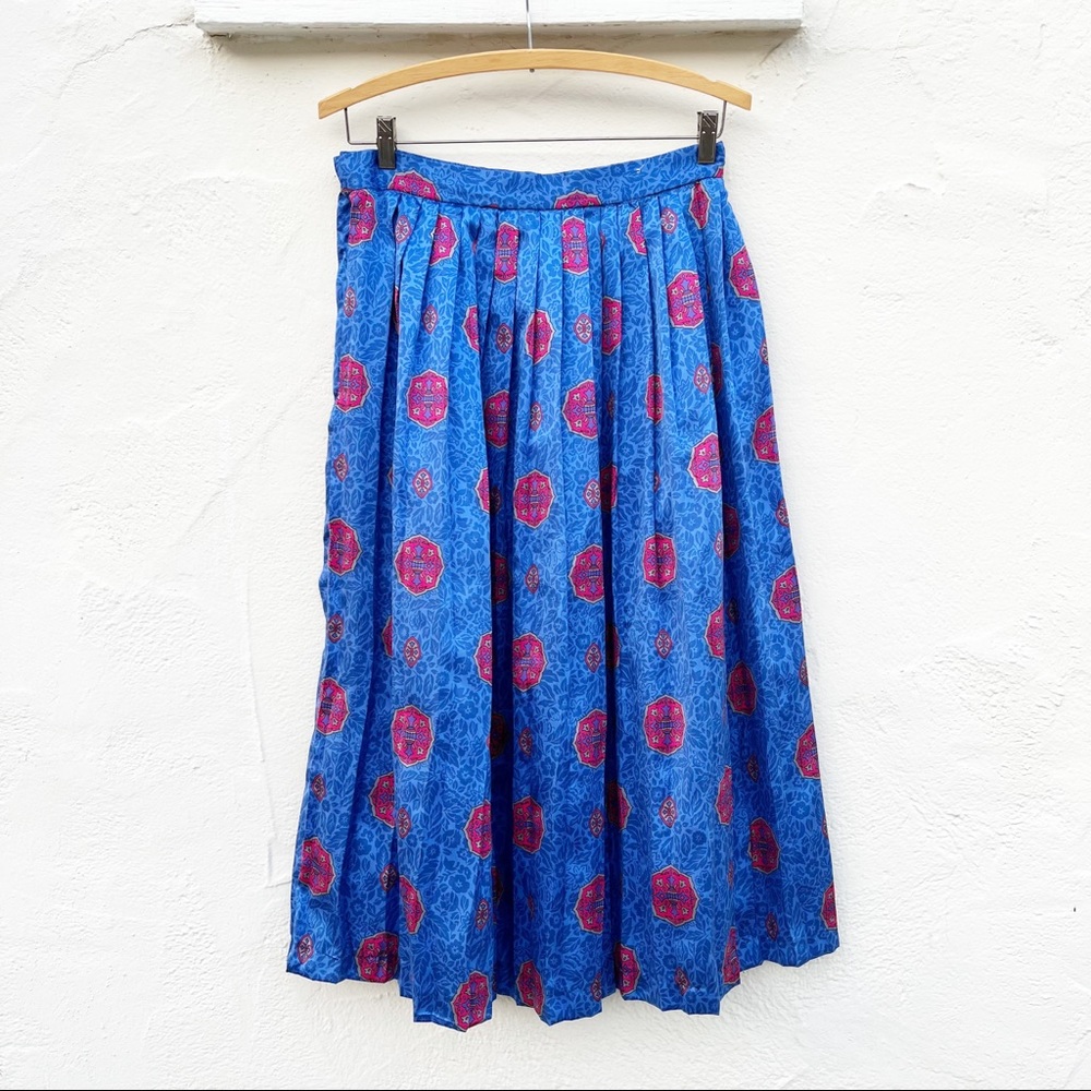 DIANE VON FURSTENBERG Vintage Blue Pleated Midi Skirt with Red Medallion Print